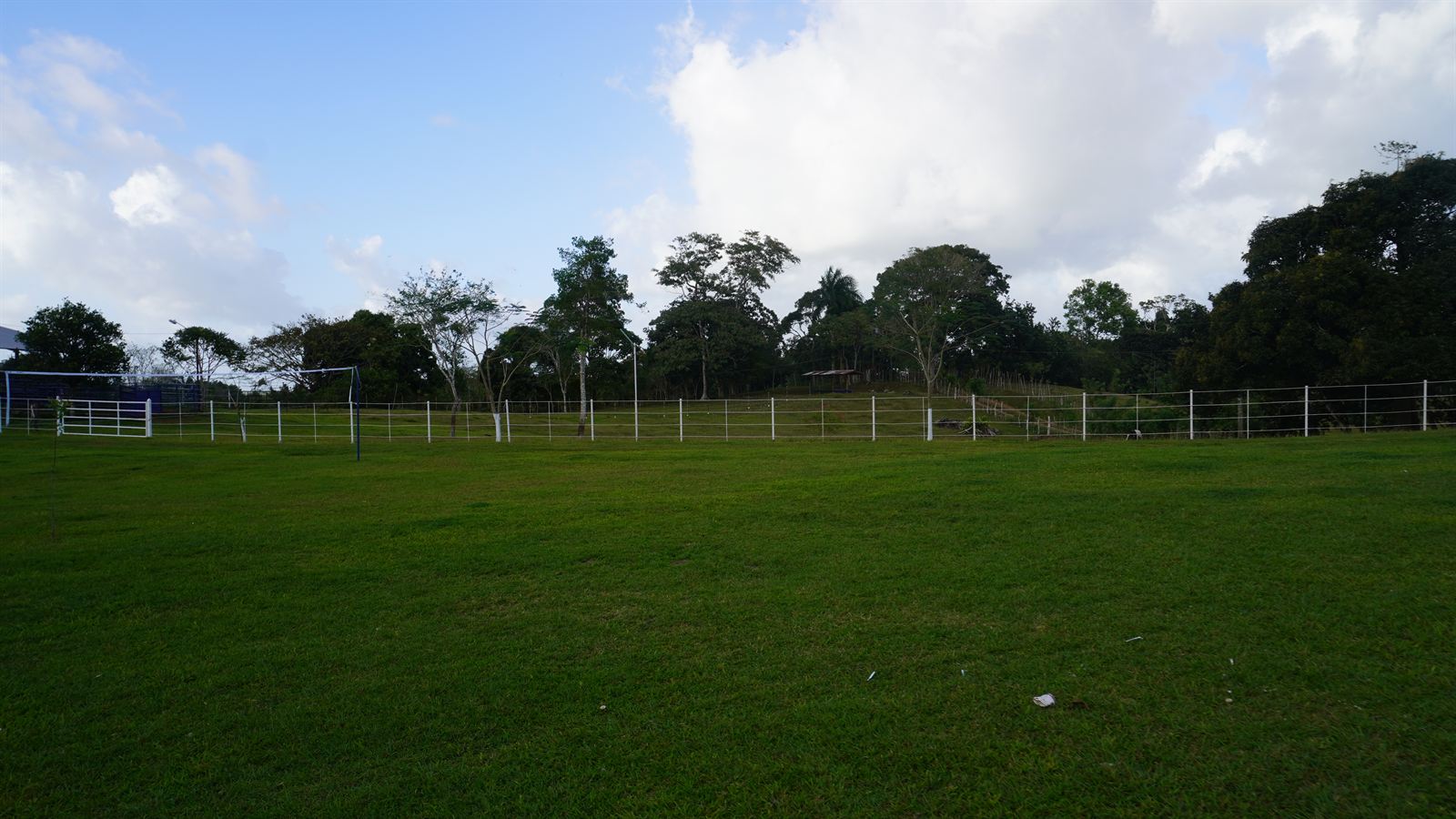 Carmelo, exterior: Canchas y zona de juegos
