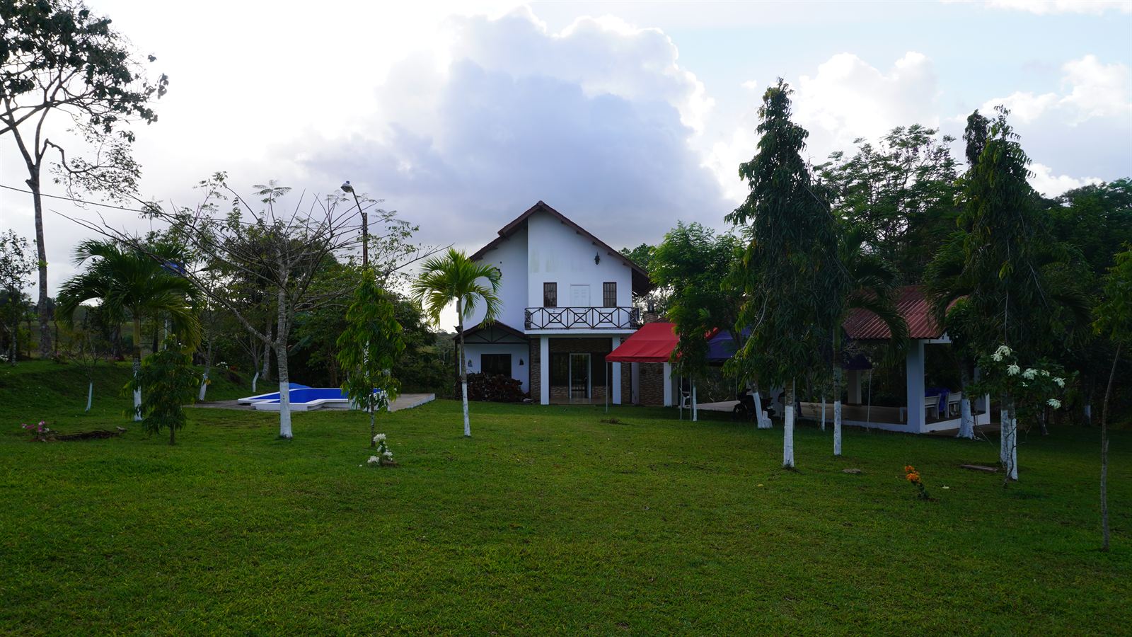 Carmelo, exterior: Fachada y bohío