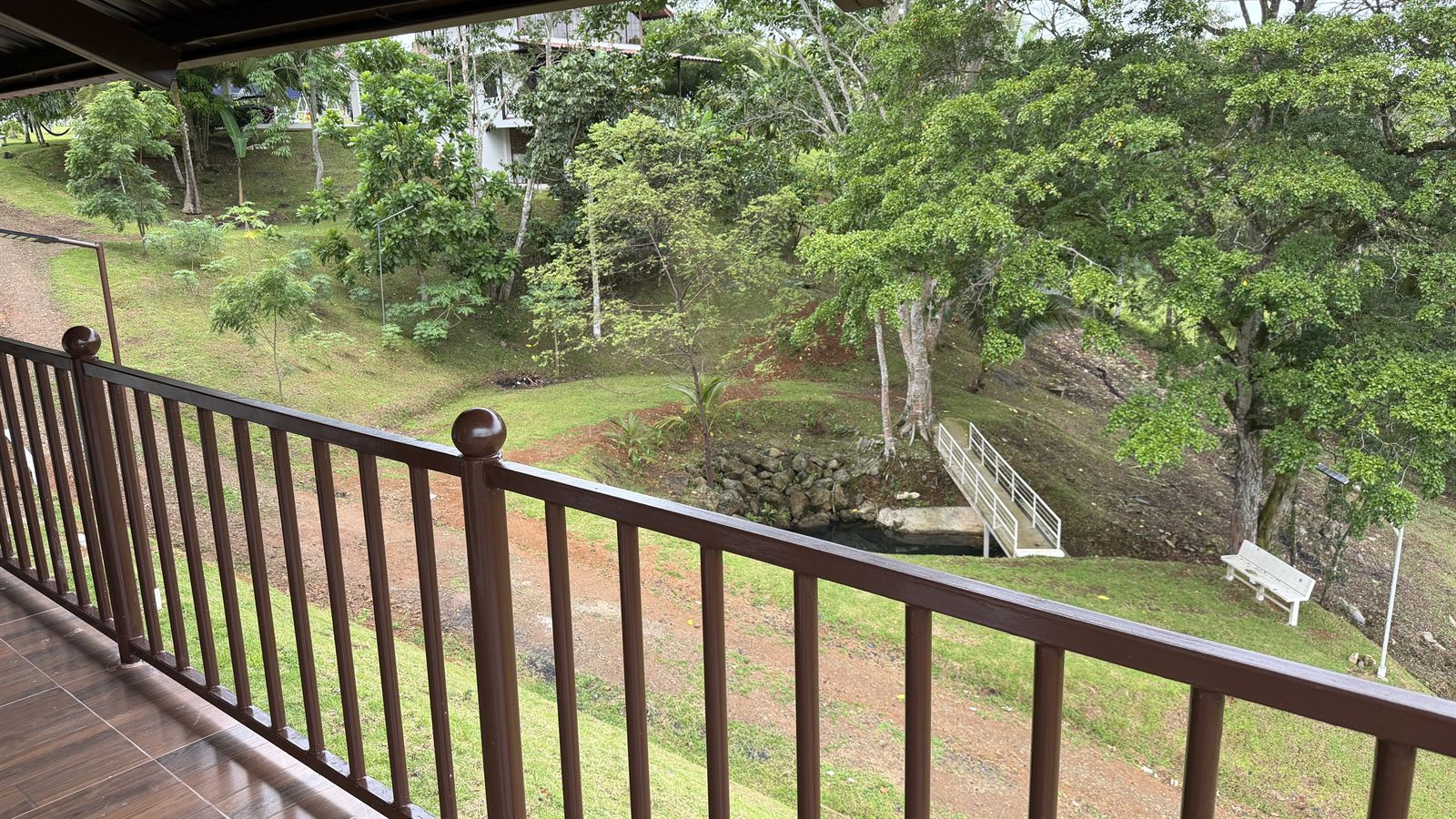 Siloé, exterior: Vista al lago