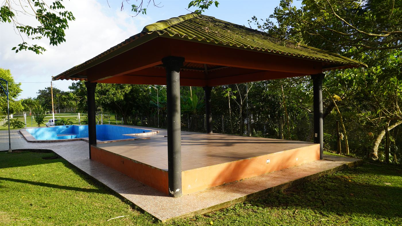 Piscina y gazebo