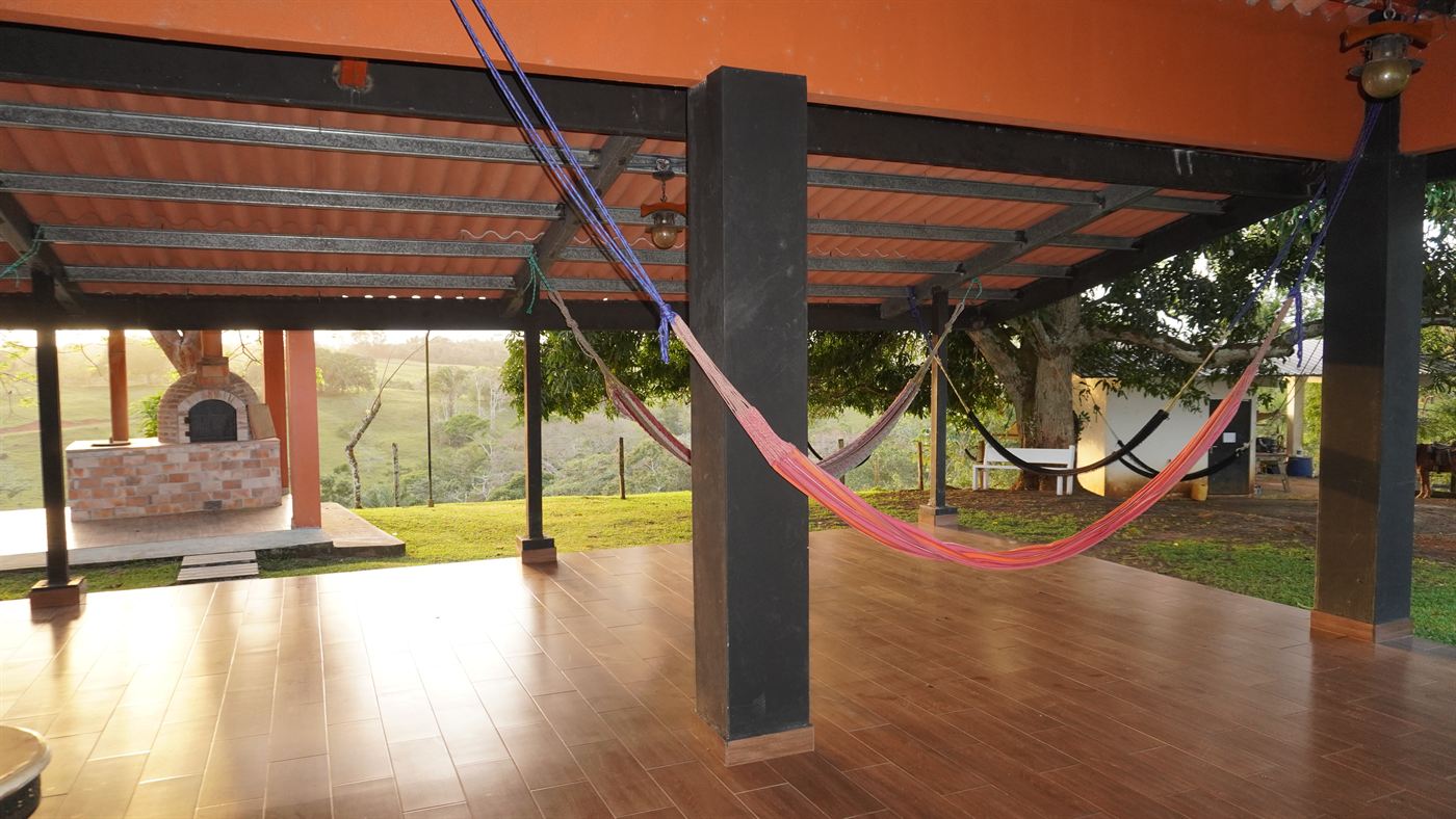 Terraza con hamacas de la finca preparada para retiros